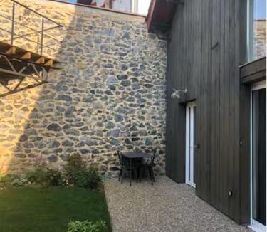 Hasparren Apartment | Studio avec terrasse plein centre du village