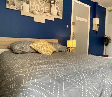 Moissac Apartment | Studio hyper-centre Moissac 30 m2 Calme Cour intérieure vélos logement entier