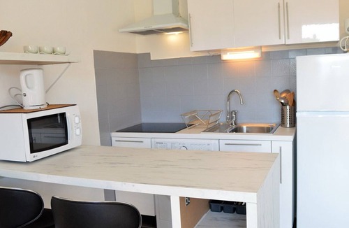 Le Lavandou Apartment | Sunny Studio with Terrace & Parking Near Saint-Clair Beach