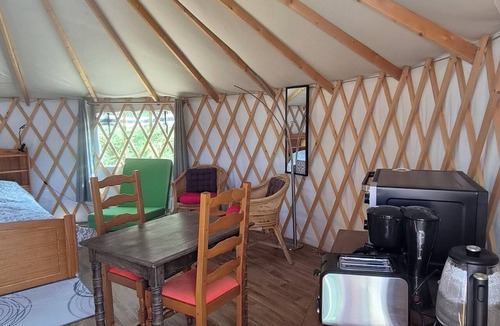 Querrien Cabin | Unique, fully equipped yurt for 2–3 people