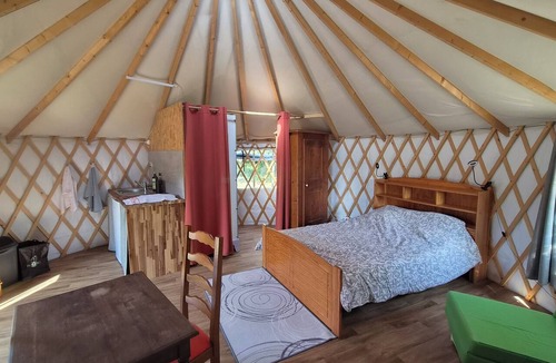 Querrien Cabin | Unique, fully equipped yurt for 2–3 people