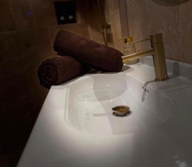 Centre Ville Villa | Villa Romance Intime Prestige -Jacuzzi Privatif, , Table a massage , Fauteuil tantra, Balançoire romantique