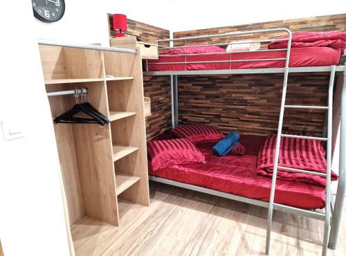 09 - Joli studio avec clim, 2 lits, un lit double et un lit simple, logement tout équipé pour 1, 2 ou 3 personnes maximum, vue sur parc arboré, parking privatif gratuit, grand fourgon possible, tout le linge de maison est fourni