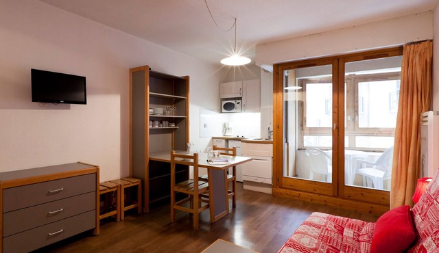2* Studio with balcony, WiFi and parking, Brides-les-Bains center