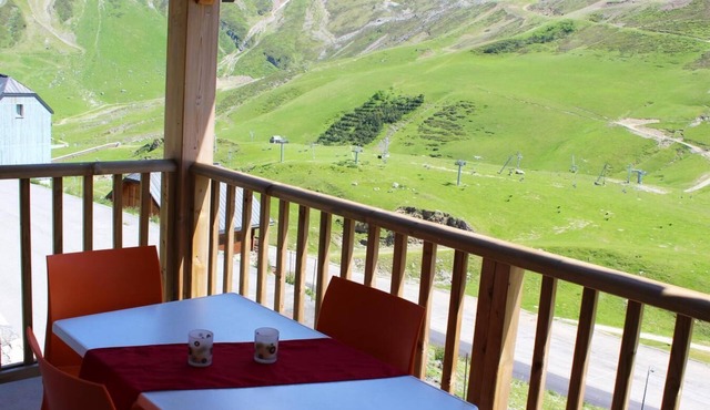 200m from shops, view ski slopes, swimming pool, terrace, parking, tv, ski locker, 49m²