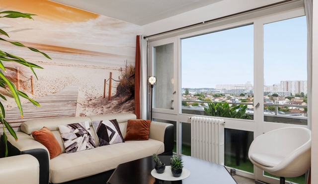 Air-Conditioned 3-Bedroom Apartment with Tennis, Garden & Leisure in Le Bouscat