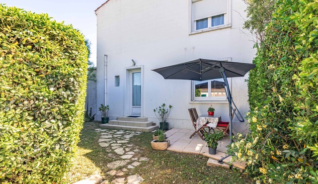 Apartment in Saint-Pierre-d’Oléron with Private Terrace, Garden, and Wi-Fi
