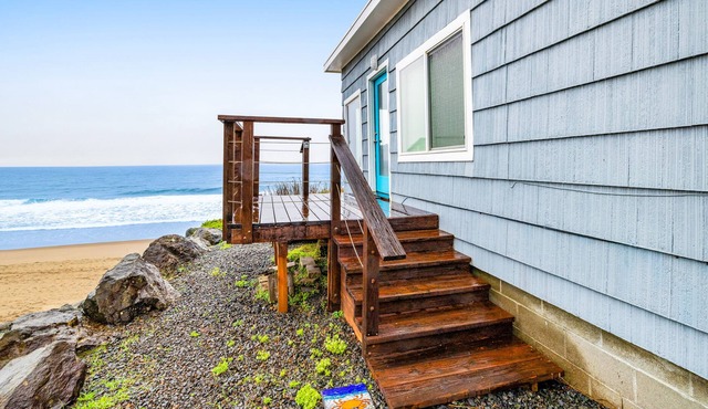 Bright oceanfront home with easy beach access & amazing views in Gleneden Beach