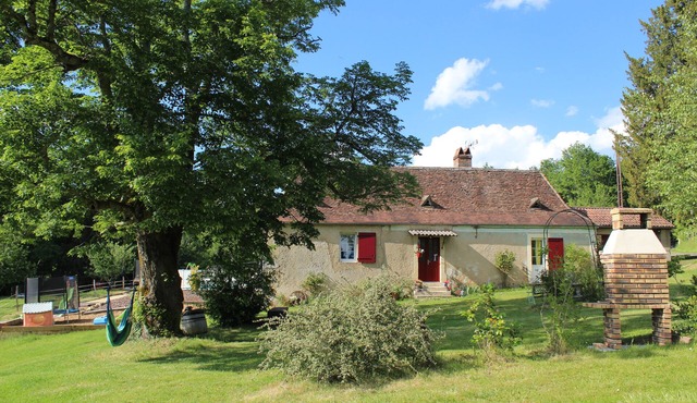 Charming cottage with swimming pool in lush greenery in the heart of Périgord