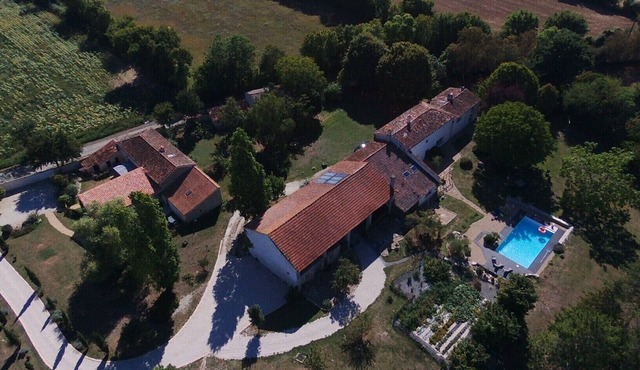 Charming gîte with swimming pool in summer, quiet and greenery, sleeps 10,