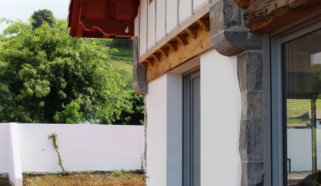 Completely renovated 18th century Basque farmhouse, in a quiet location with views of the hills.