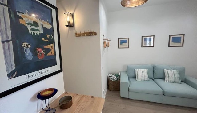 Cool Blue Cotignac Studio in the heart of the village in Cotignac
