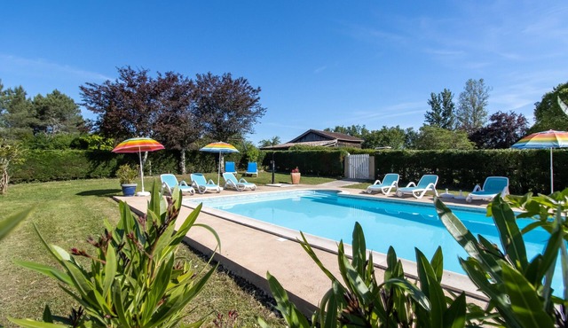 Country Cottage – Relaxing Getaway with Pool in Ginestet