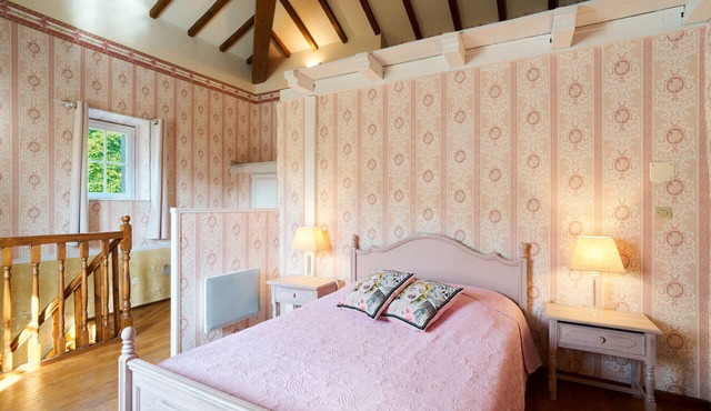 Gîte 'Le Pigeonnier' with shared pool, private terrace and Wi-Fi