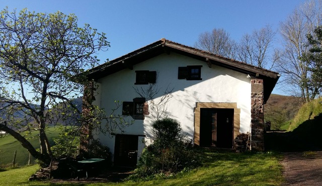 GITE ITOLA, large detached and isolated house on the heights of BIDARRAY in Bidarray