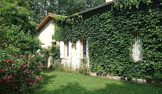Guest Room “La Lagune” with Shared Terrace, Private Garden and Wi-Fi