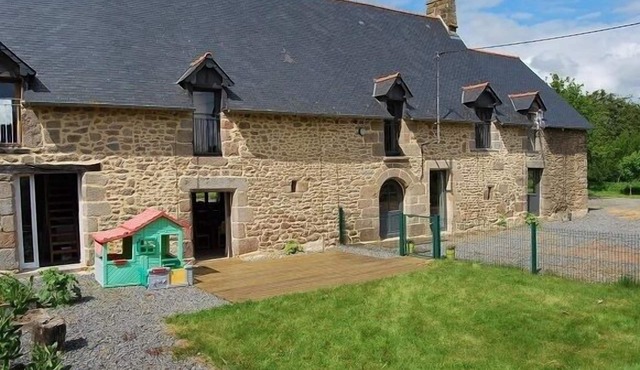 Holidays in the countryside in beautiful renovated longhouse in Noyal-Sous-Bazouges