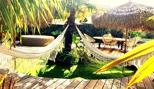 House with exotic cabin atmosphere, air-conditioned pool & spa