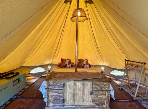 Luxe tent met goed bed, prive sanitair en laadpaal