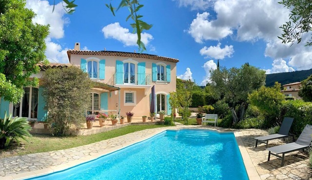 Magnificent villa with swimming pool