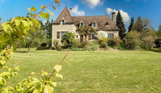 Modern, Spacious Holiday Home in Cazoulès with Terrace, Parking, Pets Allowed, Near Sarlat