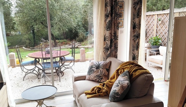 Natural haven of peace in Provence with garden and jacuzzi for 2/3 people