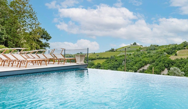Romantic & Comfy Studio Overlooking Langhe Hills