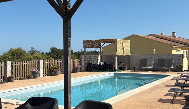 Spacious villa with pool, near SOLENZARA, sleeps 14/16