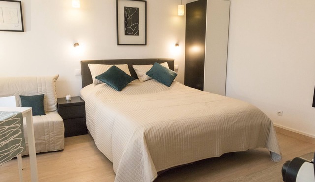 Studio 21-Studio-Apartment-Ensuite with Bath-Garden view