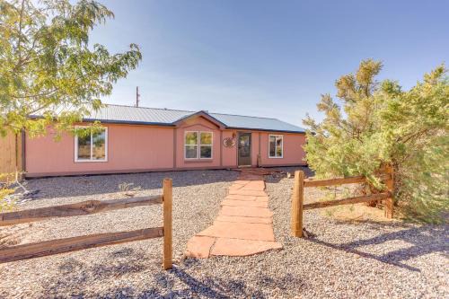 Stunning Views: Quiet Bluff Home Near Hiking! in Bluff