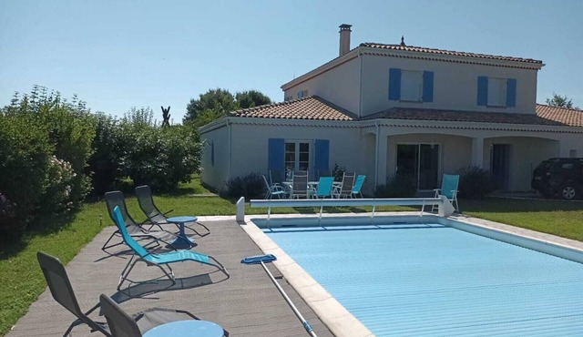 Superb, spacious 12 P villa, large park, swimming pool, poolhouse. Beach nearby.