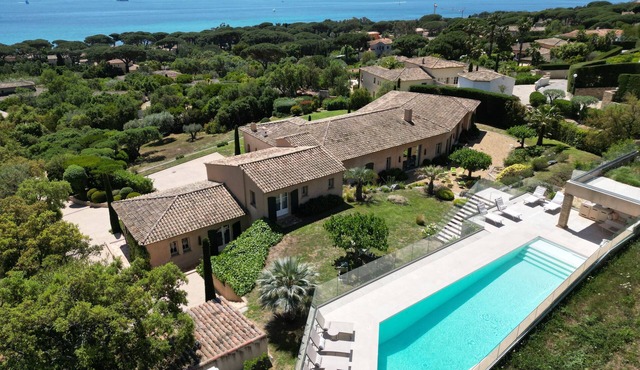Vast prestigious property, 3 houses with 700 m² of living space, panoramic sea view