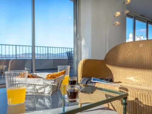 2 Pièces avec Balcon et Terrasse - Plage à 50m - Clim, WiFi, Parking - FR-1-466A-17