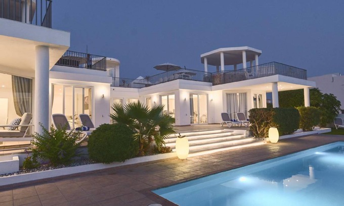 Adeje House | 400 m² House ∙ 8 bedrooms ∙ 16 guests