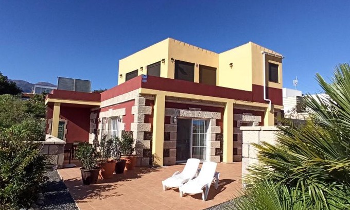 Villa de Arico Apartment | Finca Aurora quiet holiday flat with pool and great mountain and sea views