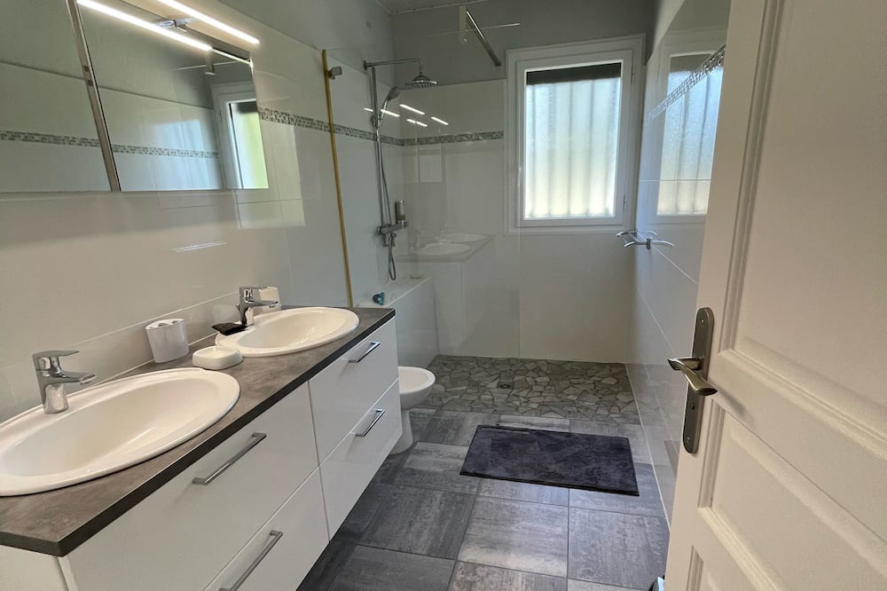 Photo of Bathroom in Quinsac